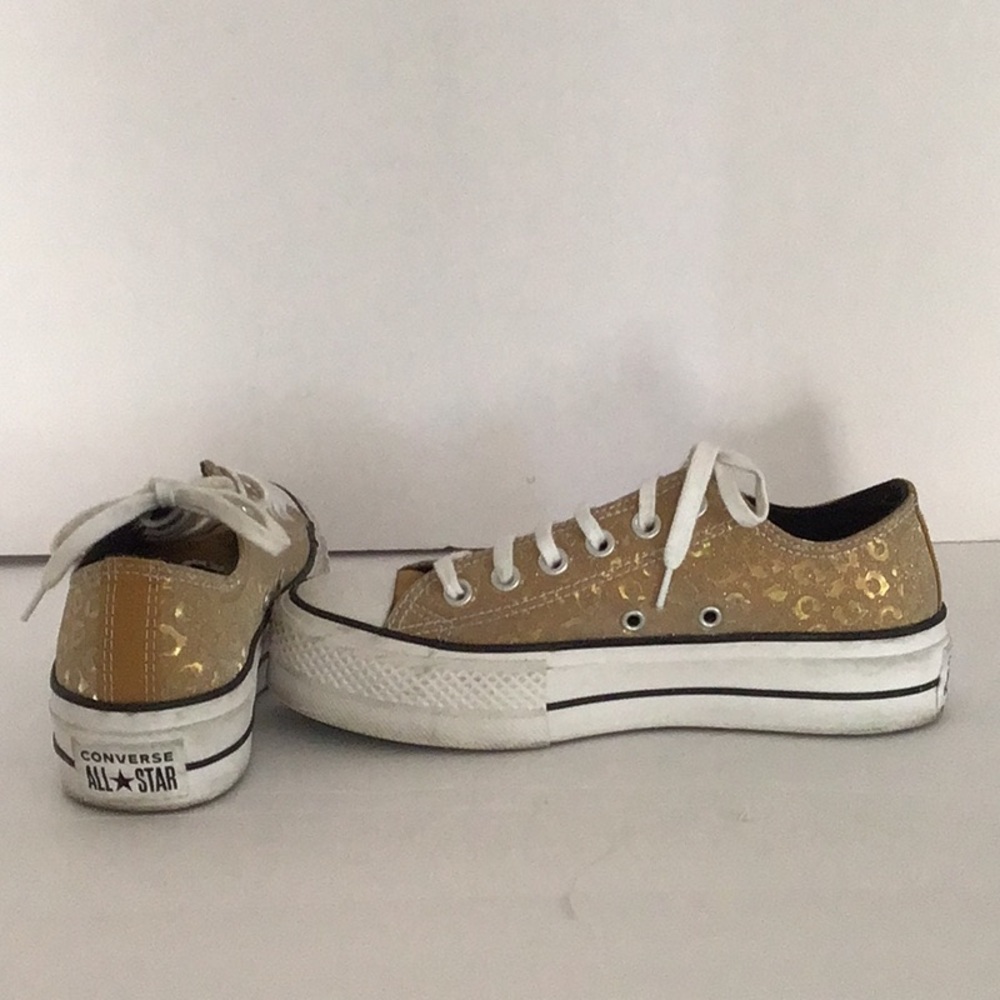 🛍️🛍️Converse Sneakers 🛍️🛍️.       Gold and White Sneakers